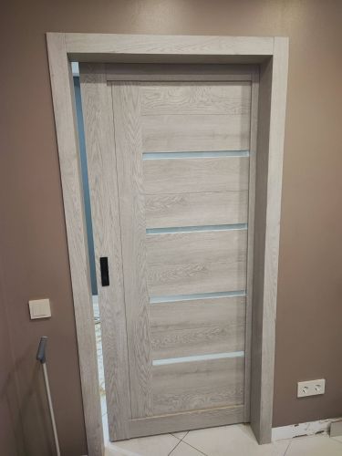 Установлена раздвижная дверь с одной створкой, закреплены направляющие, отрегулирована фурнитура, проверена плавность хода, выполнена отделка проема, обеспечена надежная фиксация конструкции.