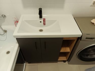 Установлен новый кран, подключены водопроводные трубы, проверена герметичность соединений, выполнена регулировка давления, очищено рабочее место, проверена функциональность.