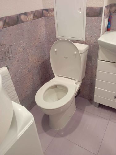 Установлен новый напольный унитаз, подключен к водопроводу и канализации. Проведена герметизация стыков, проверена работоспособность. Завершена чистовая отделка и уборка помещения.