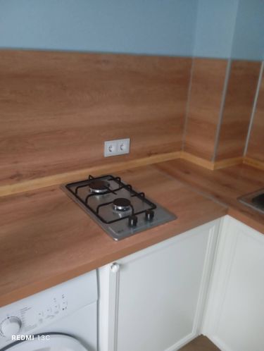 Установлен скрытый плинтус на кухне, обеспечивая плавный переход между стеной и столешницей. Работа выполнена аккуратно, без зазоров, создавая эстетичный вид и защищая от влаги.