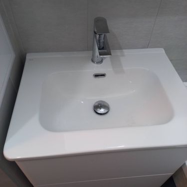 Установка раковины с тумбой