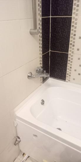 Установлена ванна, подключены водопроводные трубы, закреплен смеситель, герметизированы швы, проверена система слива.