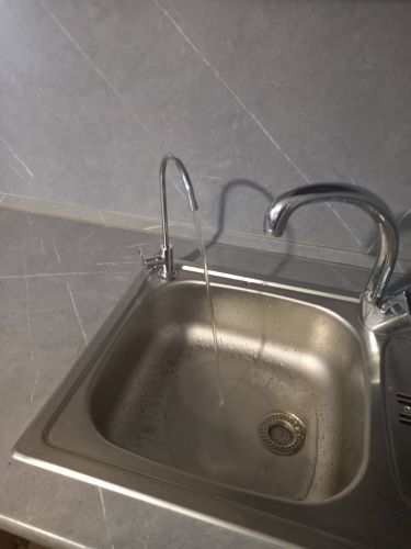 Установка проточного фильтра под мойку