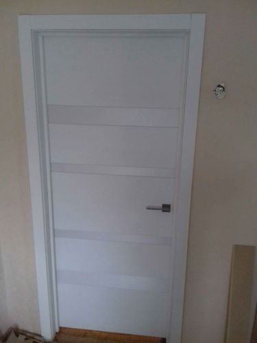 Установлены дополнительные элементы вокруг дверного проема, обеспечивающие завершенный вид. Аккуратно подогнаны и закреплены детали, создающие гармоничный переход между стеной и дверью.