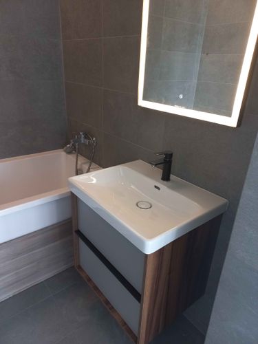 Выполнена установка нового крана в ванной комнате. Проведены работы по демонтажу старого оборудования и монтажу современного устройства. Обеспечена герметичность соединений.