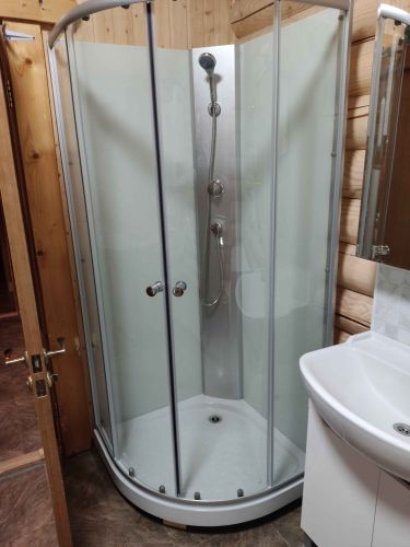 Установлена новая душевая конструкция вместо старой ванны. Смонтированы стеклянные панели, поддон и смеситель. Обновлены водопроводные соединения и герметизация швов.