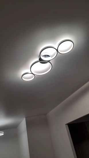 Закреплены люминесцентные лампы на потолке, обеспечивая равномерное освещение. Проведено подключение к электросети, проверена работоспособность, выполнена настройка для оптимального светового эффекта.