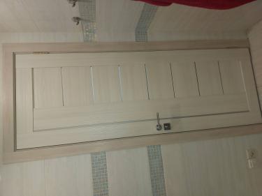 Установлен новый механизм, заменена ручка, проверена работоспособность. Обновлённый элемент гармонично вписан в дверное полотно, обеспечивая надежное закрытие.