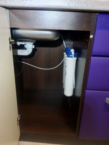 Установка проточного фильтра под мойку