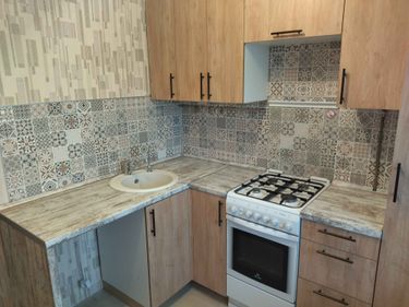 Выполнена подгонка и установка деревянных дверок для кухонных шкафов. Фасады идеально вписаны в интерьер, обеспечивая функциональность и стильное оформление пространства.