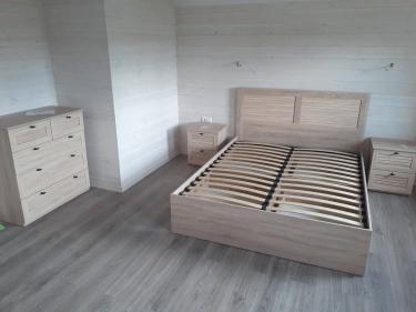 Собран новый шкаф с выдвижными ящиками, установлены ручки, проверена устойчивость конструкции, выровнены фасады, закреплены направляющие, обеспечена плавность открывания.