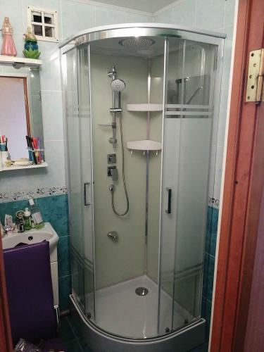 Удалена старая ванна, установлена современная душевая кабина. Проведены работы по подключению водоснабжения и герметизации швов. Обновлен интерьер санузла, добавлены полки для удобства.