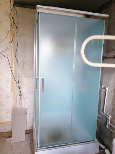 Установлена современная душевая конструкция с гидромассажем. Подключены все коммуникации, обеспечена герметичность, проверена работа системы. Завершены все монтажные действия.