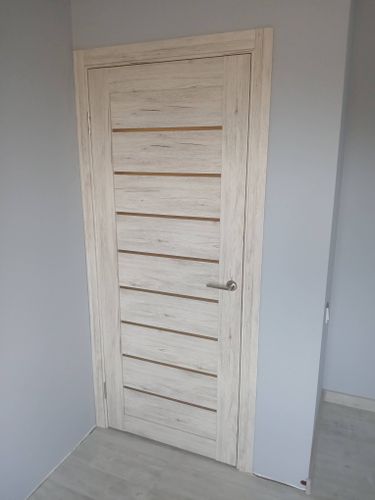 Установлен замок в деревянную дверь: выполнены вырез под механизм, монтаж ручки, закрепление лицевой планки, проверка работы. Дверь закрывается плавно, без заеданий.