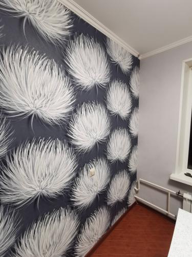 Изображение демонстрирует завершённую работу по удалению старых обоев. Стены очищены, подготовлены для дальнейших отделочных работ. Поверхность ровная, без остатков покрытия.