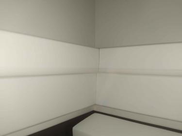 Установлены новые панели, уменьшившие ширину прохода. Поверхность аккуратно обработана, стыки заделаны, обеспечивая ровное покрытие. Завершена отделка, гармонирующая с интерьером.