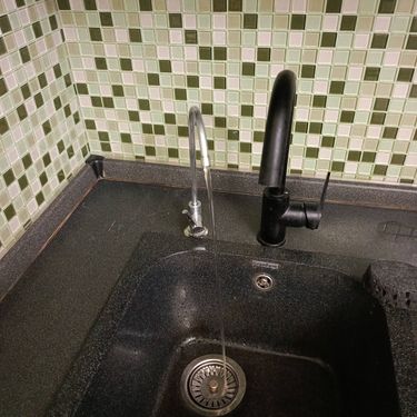 Установка проточного фильтра под мойку