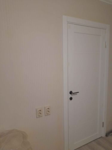 Установлен замок в деревянную дверь: выполнены отверстия, закреплён механизм, установлена ручка, проверена работоспособность. Дверь закрывается плавно, замок функционирует корректно.