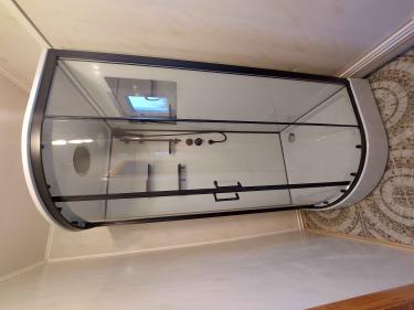 Установлена современная душевая конструкция с гидромассажем: подключены водопроводные коммуникации, закреплены стеклянные панели, смонтирован поддон, проверена герметичность соединений.