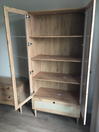 Собрана тумба с ящиками: установлены направляющие, закреплены фасады, прикручены ручки, проверена плавность выдвижения. Все элементы надежно соединены, конструкция устойчива и функциональна.