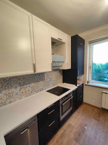 Установлена гладкая столешница из искусственного камня, аккуратно подогнана к шкафам, вырезаны отверстия для техники, обеспечена надежная фиксация и герметизация стыков.