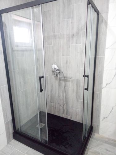 Установлены стеклянные перегородки, закреплены направляющие, смонтирован поддон, подключен смеситель, проверена герметичность соединений, выполнена регулировка дверей.