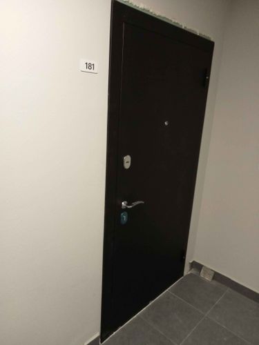 Установлена металлическая дверь с огнестойкими свойствами. Проведены работы по монтажу, закреплению, герметизации, проверке замков и петель, обеспечена надежная изоляция.