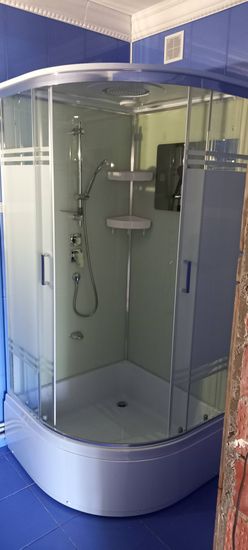 Установлена современная душевая конструкция с гидромассажем: подключены водопроводные коммуникации, закреплены стенки, смонтированы двери, проверена герметичность, настроены функции.