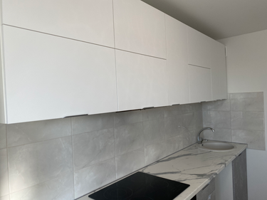 Обработана и установлена кухонная поверхность с вырезом под мойку и плиту, подогнана по размерам, обеспечена точная подгонка к стенам, завершена отделка краев.