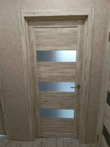 Установлены новые доборы на межкомнатную дверь, обеспечивая аккуратный и завершённый вид. Подобран материал в тон двери, что создаёт гармоничный интерьер. Работа выполнена качественно и точно.