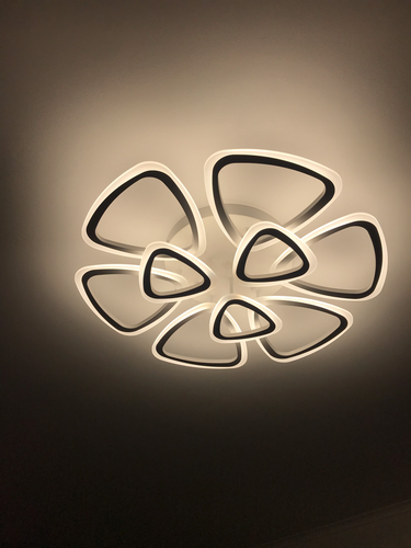 Закрепление светильника на натяжной поверхности завершено. Проведено подключение электропроводки, проверена надежность крепежа. Установлен декоративный элемент, обеспечивающий равномерное освещение.