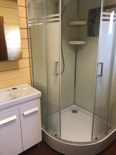 Зеркало аккуратно закреплено на стене ванной комнаты, обеспечивая надежность и эстетичный вид. Работа выполнена с учетом всех необходимых мер безопасности и точности.