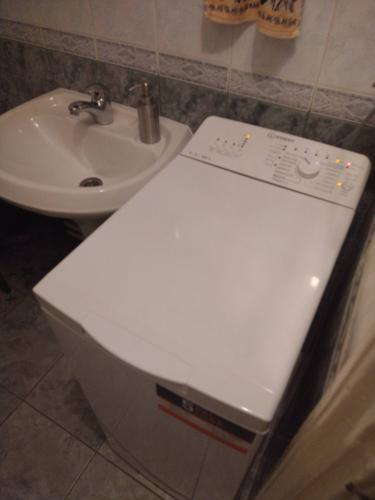 Завершена установка новой дверцы на стиральную машину. Устройство обновлено, проверено на работоспособность, все функции восстановлены. Теперь техника готова к использованию.