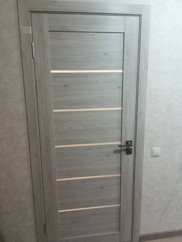 Установлен замок в дверь, выполнено сверление, вырез под механизм, закрепление ручки. Проверена работа, обеспечена плавность закрытия и надежность фиксации.