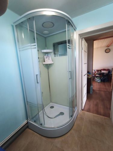 Установлена новая душевая кабина: демонтирована старая ванна, проведены сантехнические работы, смонтированы стеклянные панели, подключены коммуникации, герметизированы швы, проверена функциональность.