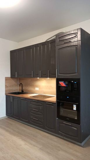 Установлены шкафы, смонтирована столешница, врезана варочная панель, подключена мойка, встроена техника. Завершена отделка фартука, закреплены ручки, выровнены фасады.