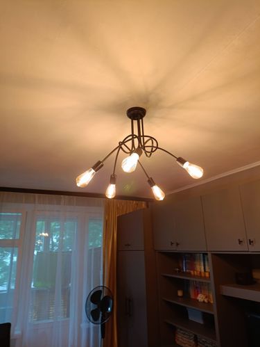 Установлено новое осветительное устройство, подключены провода, закреплена конструкция на потолке, проверена работа лампочек, обеспечена безопасность и надежность крепления.