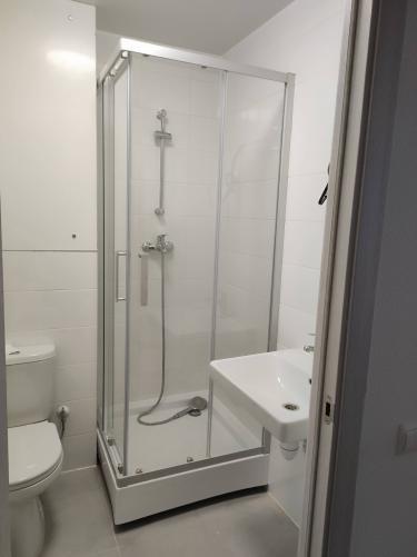 В ванной комнате установлено новое светодиодное освещение. Светильник аккуратно вмонтирован в потолок, обеспечивая равномерное освещение пространства. Электропроводка скрыта, все соединения надежно изолированы.