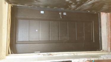 Установлена новая металлическая дверь, обеспечивающая защиту от огня. Проведены работы по монтажу коробки, креплению петель и замков, герметизация швов, регулировка конструкции.