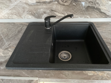 Обновлены кухонные элементы: выполнена точная подгонка и обработка краев, обеспечена идеальная стыковка. Установлена раковина, гармонично вписанная в общий дизайн.