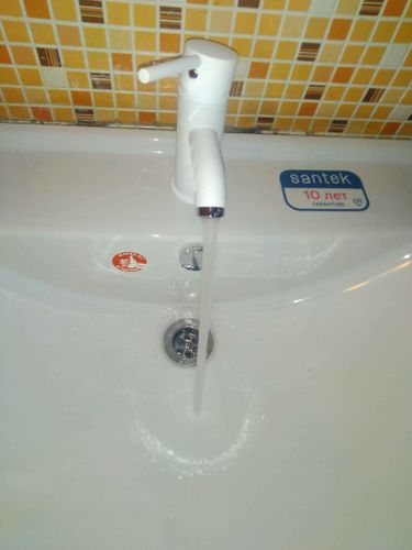 Заменен старый сифон на новый, обеспечена герметичность соединений, устранены протечки, проверена работа системы, восстановлен нормальный отток воды.