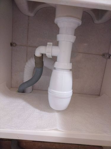 Установка раковины с тумбой