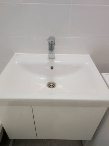 Установлен новый кран на раковину, подключены водопроводные трубы, проверена герметичность соединений, обеспечена надежная фиксация, выполнена проверка функциональности.