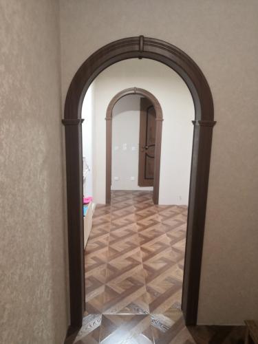 Выполнена установка декоративного элемента в проеме, обеспечивающего плавный переход между помещениями. Конструкция гармонично вписывается в интерьер, добавляя изысканность и стиль.