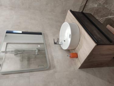 Установлена система воздухообмена, включающая каналы, решетки и вентиляторы. Обеспечена циркуляция воздуха для комфортного микроклимата. Завершена интеграция в интерьер.