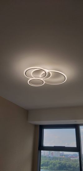 Установлено новое освещение на потолке. Выполнено подключение проводов, закрепление конструкции и проверка работы. Светильник гармонично вписался в интерьер, обеспечивая равномерное освещение.