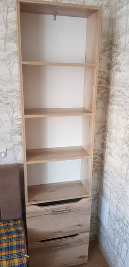 Собран деревянный стеллаж с полками и ящиками. Установлены крепления для устойчивости. Работа выполнена аккуратно, конструкция надежная, готова к использованию.