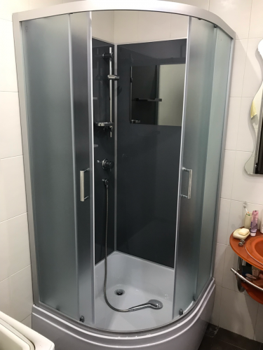 Установлена современная душевая конструкция с гидромассажем: подключены коммуникации, закреплены панели, смонтированы двери, проверена герметичность, произведена настройка функций.