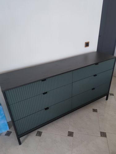 Собран новый предмет мебели: установлены ящики, прикреплены фасады, закреплены ручки, выровнены ножки, проверена устойчивость, проведена финальная проверка качества и функциональности.