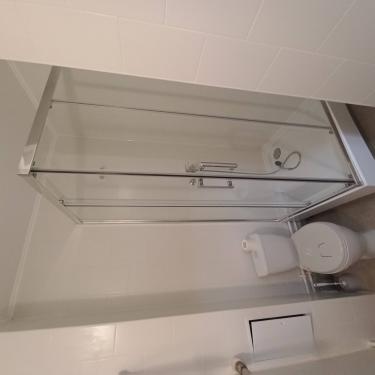 Установлен карниз на потолке, закреплён надёжно, выровнен по уровню, обеспечена прочность конструкции, завершены все монтажные работы, поверхность очищена от пыли и мусора.